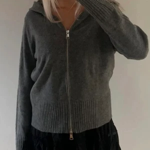 Grå stickad kofta - Publicerar på nytt pga oseriös köpare. Jättefin grå skickad kofta som passar perfekt till allt. Storlek M men är mer som en S. Buda från 250kr+frakt eller köp direkt för 350kr+frakt
