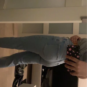 Baggy jeans  - Så snygga jeans från Gina tricot, straight byxa. Köpta för 599 och säljer för 400 men kan diskutera priset 