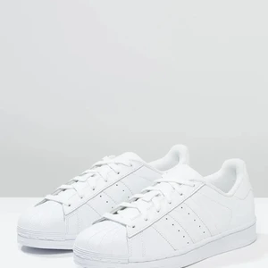 Adidas Originals Superstar Vita - Adidas Originals Superstar Vita i storlek 42 2/3. Säljes pga inte min stil. Använda endast en gång 🥰 
