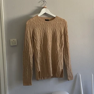 Massimo Dutti kabelstickad cashmere - Beige kashmirtröja från massimo dutti i 100% kashmir. Storlek small, jättefin beige sandfärg med slits på båda sidor nertill. Fint skick, perfekt till sommarkvällar!