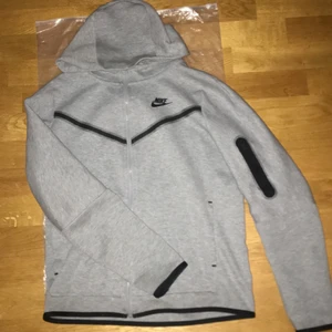 Nike tech fleece (158-170) - Hej säljer en Nike tech fleece i barnstorlek (158-170) den är använd sparsamt så i fint skick. Säljes då den har blivit för liten. Priset går att diskutera!