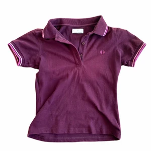 FRED PERRY PIKÉTRÖJA - Mörk lila/vinröd fred perry pikétröja! Bra skick, passar någon som har XS-S. Möts upp i Stockholm och fraktar. Har lagt upp massa nya annonser så kika gärna in min profil om du vill! Samfraktar gärna😊