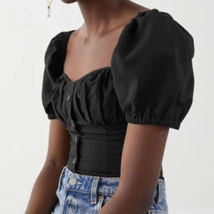 Topp med puffärm från Other stories - Slutsåld topp från Other stories🥰 perfekt festtopp som jag tyvärr inte får tillräckligt mycket användning av för att ha kvar tyvärr, så därför säljer jag! Nypris var ca 600 kr