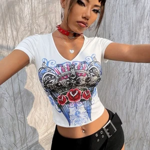 Ed Hardy liknade tröja xs - Säljer den här ed Hardy liknande tröjan från SHEIN. Har bara testat den en gång och säljer den då jag har bytt stil. Den är i storlek xs men går att stretcha💕 ⚠️KÖP EJ NU!!⚠️