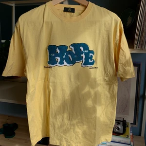 Senseless Unisex T-shirt  - Säljer en t-shirt från Senseless jag endast använd en gång! Jättefin gul färg men kommer tyvärr inte till användning. Skickar när jag ser pengarna på mitt kort! 🧚🏼‍♀️