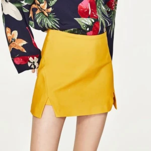 Kjol - Gula shorts som ser ut som en kjol från Zara.  För fler bilder är det bara att skriva pm. Storlek M! Pris kan diskuteras🥰