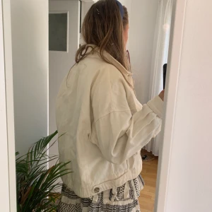 Jacka - Så snygg och mysig jacka, perfekt till sommaren!🥰🥰 Storlek M men passar även S.