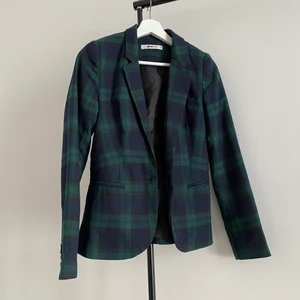 Rutig kavaj - Säljer nu denna rutiga kavajen! Köpt second hand men i bra skick! Storlek 36 (S). Den ligger uppe på Sellpy också!