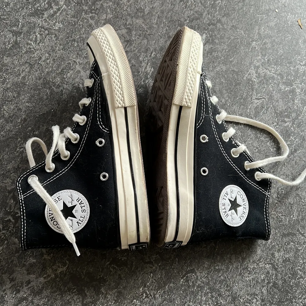 I'm selling new converse (worn once) because they are too small for me. They are in perfect condition, DM if you want more details. Skor.