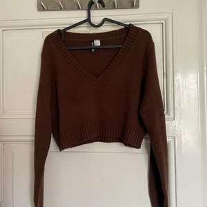 Croppad stickad tröja  - Helt oanvänd stickad croppad tröja. Fin passform men lite mindre så skulle säga att den är mer mot en M!