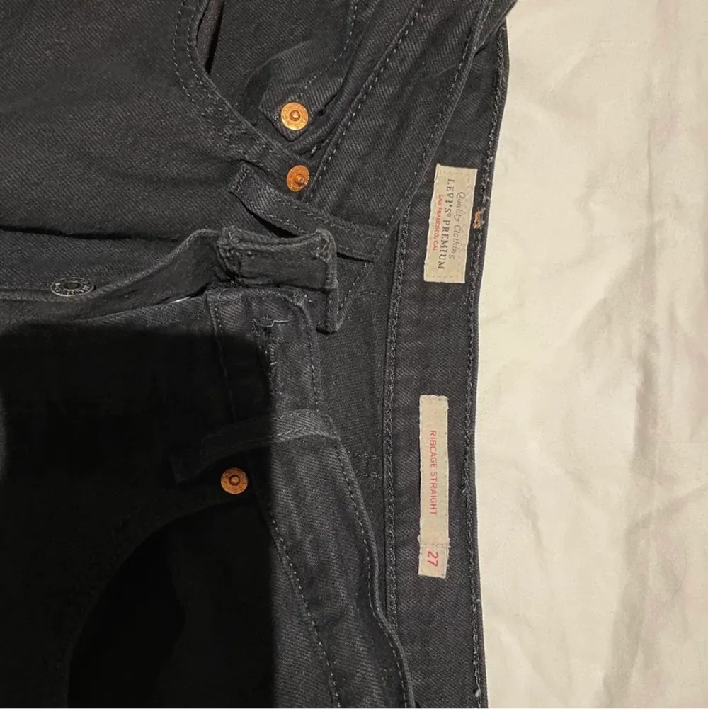 Levis jeans (ribcage straight). De är använda ett fåtal gånger och i gott skick. Inhandlade för 1145kr. St: 27x29. (Fösta bilden är lånad). Jeans & Byxor.