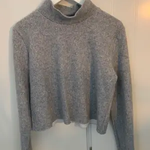 Säljer denna fina gråa tröja från Zara. Den är mjuk i materialet och har polo vilket gör den väldigt fin och skön! Använd ett fåtal gånger!