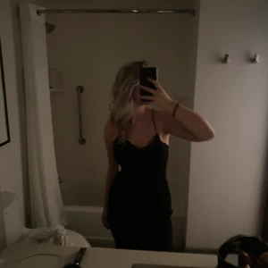 Svart klänning  - Spets där fram med jätte fin kors detalj i ryggen. Går tröstande till knö skålarna på mig som är 170 cm. Klänningen är i stolek S men går in ganska mycket i midjan.