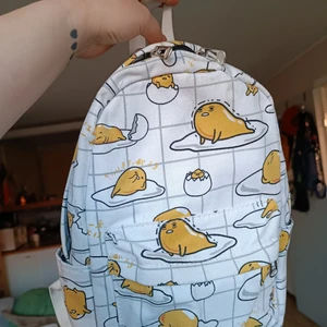 Gudetama sanrio ryggsäck  - Ryggsäck med sanrio karaktären Gudetama 💛 knappt använd!!!