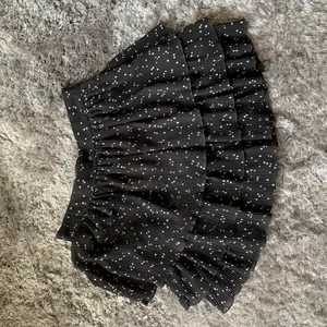 Zara kjol - Volang kjol från zara, använd ca 4 gånger. Perfekt till sommaren 