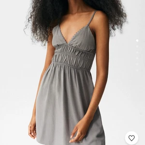 Klänning  - Säljer denna klänning i S då jag köpte den och den var för liten på mig vid brösten. Har problem med att skicka tillbaka den men den är helt oanvänd med lapp kvar. Skulle säga att den även passar XS. Köptes för 300+ frakt. Säljs för 200+ frakt 