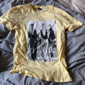 Vanlig t shirt med tryck i en pastell gul färg