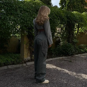 Adsgn Cargo pants - Helt nya oanvända med lapp kvar! Hör av dig vid fler frågor. Storlek XS men sitter oversized så passar allt från xs-m skulle jag säga!