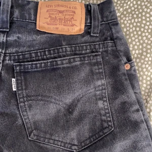 Vintage jeans - Säljer nu mina favoritjeans som jag köpt vintage! I storlek W28 L34 men uppsydda och passar därav ca 30-32.