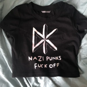 Shein croptop med handmålat mönster - Bara använt få ggr pga att jag inte gillar magtröja på migsjälv. Handmålat ”nazi punks Fuck off” med dead kennedys ”märke” (låt preferens) målat med tygfärg. Strlk M men är ganska liten.
