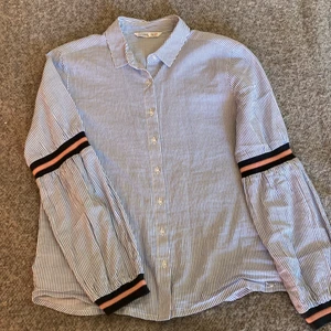 Skjorta frå nu tiffosi - Skjortan är i från tiffosi och är aldrig använd. Den har hängt i min garderob ett tag nu och har blivit för liten. Skjortan är super fin och har väldigt bra material. Köparen står för frakten!