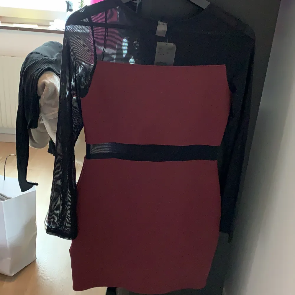 Helt oanvänd klänning från H&M. Prislappen finns kvar, köpte den för 149 kronor. . Klänningar.
