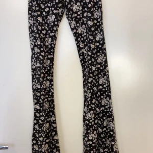 H&M utsvängda sköna tights strl: 146/152 - Bra skick, har växt ur det så det är därför jag säljer det. Storlek: 146/152 rekommenderas för 10-12 år. 