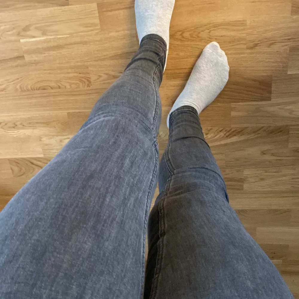 Mörkgråa jeans låg midjade , storlek 38 . Väl använda men fint skick. Jeans & Byxor.