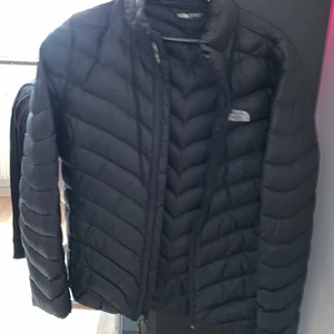 Jacka från Nort Face - Jacka från North Face. Köpt för 2000 kronor. Finns dock en liten skada inuti jackan som ej syns. Pris kan diskuteras.
