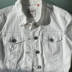 En vit, knappt använd, jeansjacka från Esprit. Den är kort i modellen passar på någon med XS💗💗 köparen står för frakten