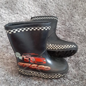 Stövlar   - Barnstövlar storlek 25. Lagom skick, använda flertal gånger. Betalning sker via swish. 