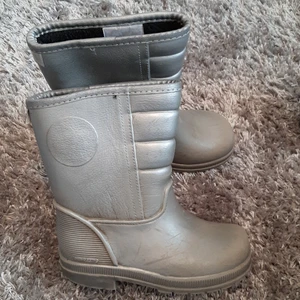 Unisex stövlar - Unisex stövlar med "thermo system", storlek 27. 