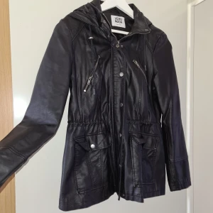 Skinnjacka VeroModa Oanvänd  - Säljer min helt ny skinnjacka den är jättefin och passar perfekt som vår/sommar jacka. Strl L. Vid snabb affär kan priset diskuteras, Skriv om du vill ha fler bilder eller undrar något 🤍