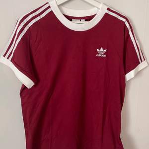 Oanvänd Adidas T-shirt i snygga färgen maroon. Strl. 40