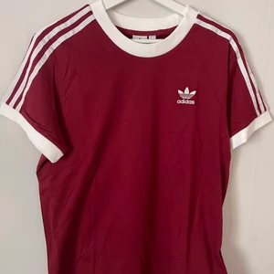 Adidas T-shirt - Oanvänd Adidas T-shirt i snygga färgen maroon. Strl. 40