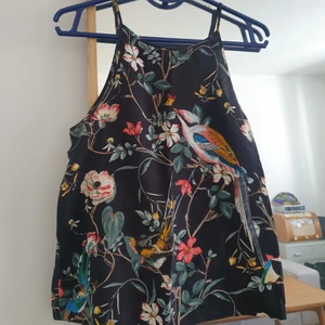 Fin somrig topp strl.36 - Säljer denna favorit somrig topp från Warehouse i storlek 36. Kan skickas annars finns i Malmö💌