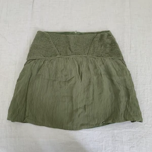 Grön kjol Zara - Grön kjol från zara som tyvärr är för stor på mig. Kan mötas eller så står köparen för frakten 