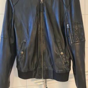 MDK lammskinn - Jacka från MDK, köpt i Köpenhamn. 100% sheep leather, galet mjuk och fin jacka. Inte för tung som många andra skinnjackor kan vara.   Dragkedja och två fickor, en liten på vänster ärm.  Strlk 40, är som en S-M.  Bomull på insida.