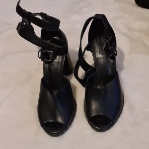 Stradivarius sandaler  - Har använt dem en gång. Bra skick. Stl 38 men passar väl bättre 37. Köparen står för frakt.