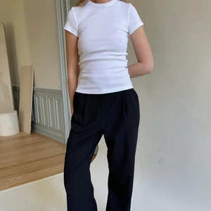 Supe fin vit T-shirt från Djerf Avenue 🤍 - Helt ny Vit T-shirt från Djerf Avenue som är oanvänd, storlek S. Säljer pågrund av att storleken inte passar mig.