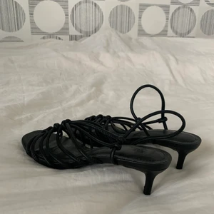 Klackar från H&M - Nya trendiga klackar från H&M, finns inte på hemsidan längre! Säljer pga för stora för mig. Aldrig använda 😁💞 nypris 249kr