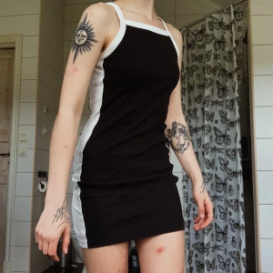 Svartvit klänning - Stretchig svartvit klänning från Monki i bra skick! Jag är 1,60 cm lång och den passar mig perfekt!