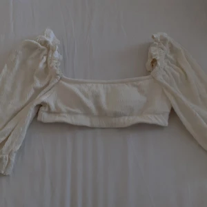 Bikini top - Storlek S, är i gott skick aldrig använt den eftersom den är inte riktigt min stil🙂 Ser lite annorlunda ut på bilden jag tog eftersom det var väldigt mörkt och visste inte hur jag skulle placera den...Annars väldigt fin🙂