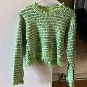 Stickad tröja  - Så fin tröja med fransdetaljer. 