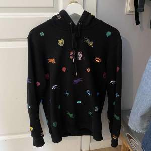 Säljer svin cool kenzo hoodie åt en kompis då den inte kommer till användning. Den är köpt på Nk i Stockholm för 3500kr. Säljer för 1700kr men kan gå med på lägre pris vid snabb affär. Kvitto finns tyvärr inte kvar men kan absolut skicka fler bilder om det önskas.🤍👕🌷💐🪷🌞