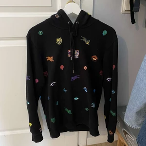 Kenzo hoodie - Säljer svin cool kenzo hoodie åt en kompis då den inte kommer till användning. Den är köpt på Nk i Stockholm för 3500kr. Säljer för 1700kr men kan gå med på lägre pris vid snabb affär. Kvitto finns tyvärr inte kvar men kan absolut skicka fler bilder om det önskas.🤍👕🌷💐🪷🌞