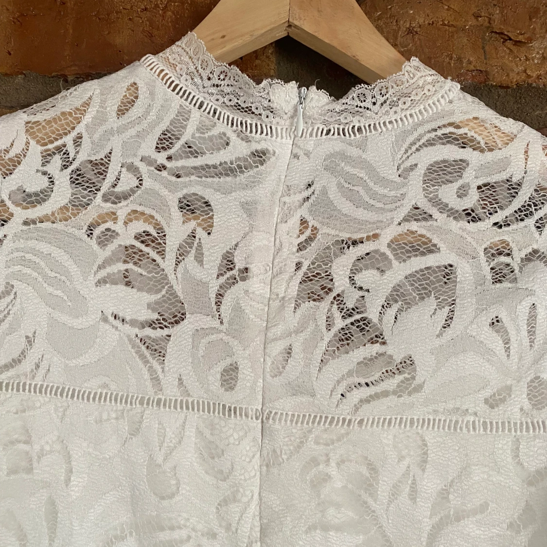 Vit spetsblus stl:xs, passar stl:S också - 90