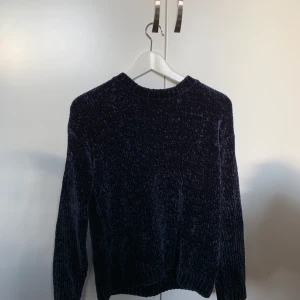 Velour stickad tröja  - Mörkblå snygg velour stickad tröja❣️. Säljer pga den inte kommer till användning längre. Köparen står för frakten💞. 