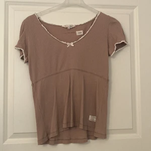 Jättesöt begie topp från Odd Molly💞 - Säljer denna jättesöta begiea topp från Odd Molly, passar perfekt nu till sommaren! Den är i storlek 1 vilket motsvarar storlek S💞