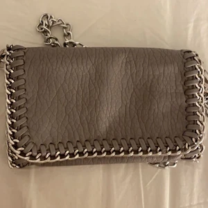 Tiamo Väska  - Säljer nu min tiamo väska som aldrig kommer till användning längre. Väskan är i bra skick men har tappat lite färg på kedjan. säljer nu för 200kr plus frakt! Kontakta mig för mer info och går att diskutera pris.💗